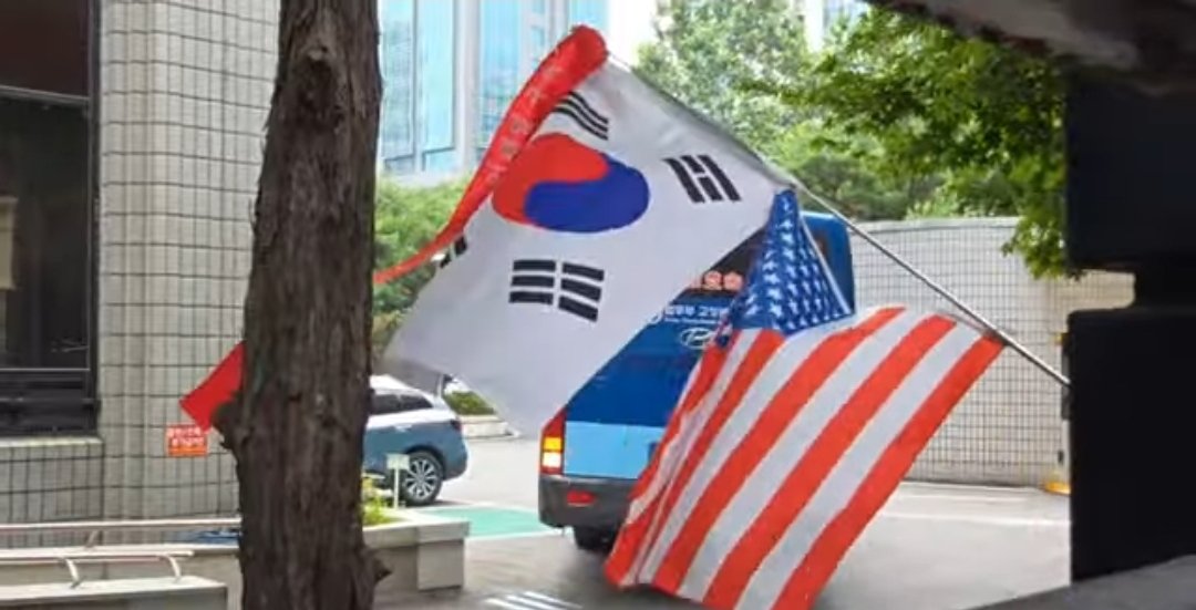 오늘이 서부지법 청년들
최종 변론일이랍니다.
 죄송해요. 이제야 알아서 ㅠㅠ
애국자님들 태극기 흔들고 목이 쉬도록
힘내라고 외치시네요ㅠㅠ
(버스안에서 손흔들어 주는 모습도 봤대요ㅠ)
너무 울컥하고 눈물납니다.
부디....모두 건강하게 석방되시길
기도합니다.