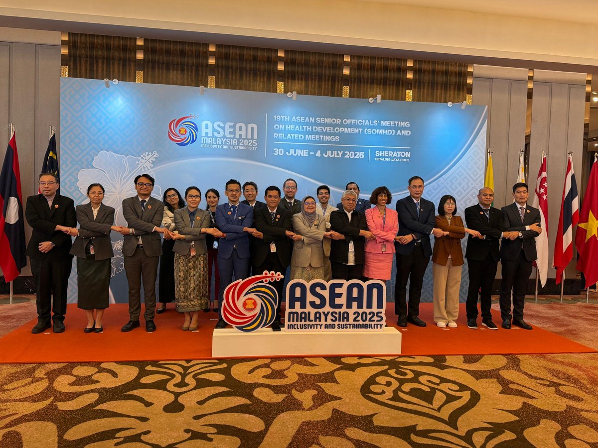 SamBeckwith_'s tweet photo. Last week was a big moment for UK-ASEAN health cooperation. It was a pleasure to update Senior Officials from across SE Asia on our health partnerships. From tackling superbugs 🦠 to boosting capacity for vaccine manufacturing 💉, we're working together to protect global health. https://t.co/ONBzUwIU5A