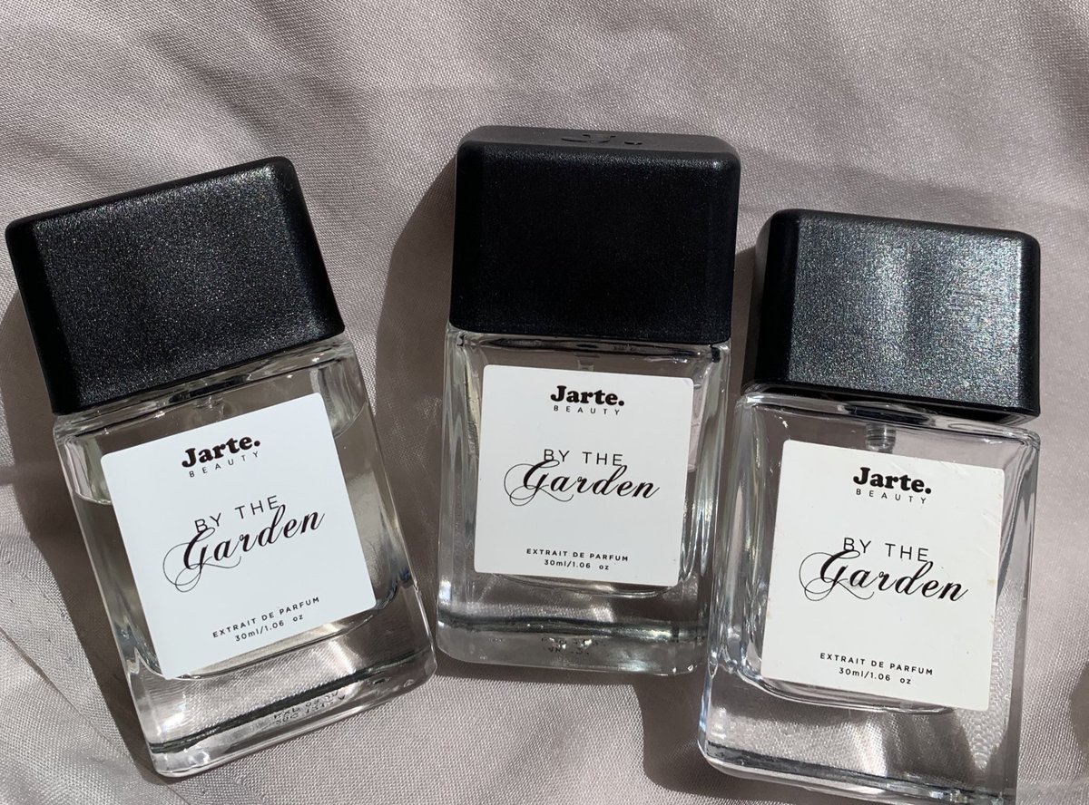 Jarte By The Garden

Salah satu penemuan Extrait De Parfum terbaik di tahun ini, aroma jasmine dan white floralnya nampol banget. Parfumnya strong, bener-bener awet seharian. Dipake siang aman, aromanya jugaa fresh karena ada citrusnya. Blind buy yang berujung nyetok sih ini 🥹