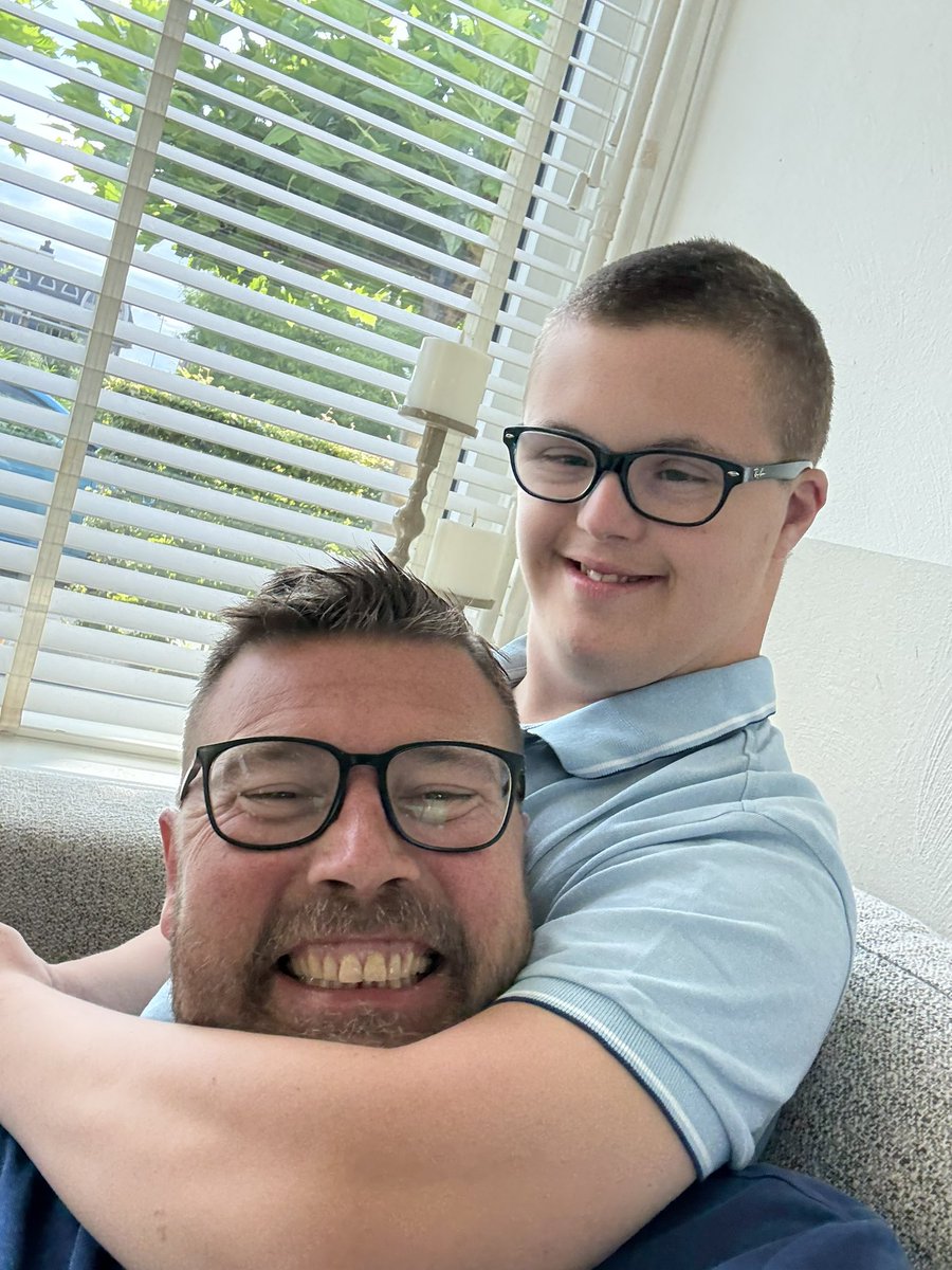 Goedemorgen
Het was een druk weekend. Veel prikkels voor Stijn. Merk het gelijk. Komt rustiger uit bed. Is stiller. Hij moet weer even schakelen. Heeft wel zin in de dagbesteding dus dat is wel positief. 
Vanavond eten we boontjes, aardappeltjes en een schnitzel. 
Fijne dag 😊