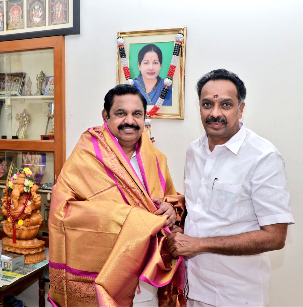 நான்காண்டு காலத்தில் தமிழ் மக்களை கொடுமைகளுக்கு ஆளாக்கி, 
தமிழ்நாட்டின் பெருமைகளை சிறுமையாக்கிய பொம்மை முதல்வர் ஸ்டாலினின் துயர ஆட்சியில் இருந்து, மக்களையும் மாநிலத்தையும் மீட்டிட இன்று முதல்
தொடங்குகிறது #புரட்சித்தமிழரின்_எழுச்சிப்பயணம் 

ஆட்சி மாற்றத்தையும் சமூக மாற்றத்தையும்