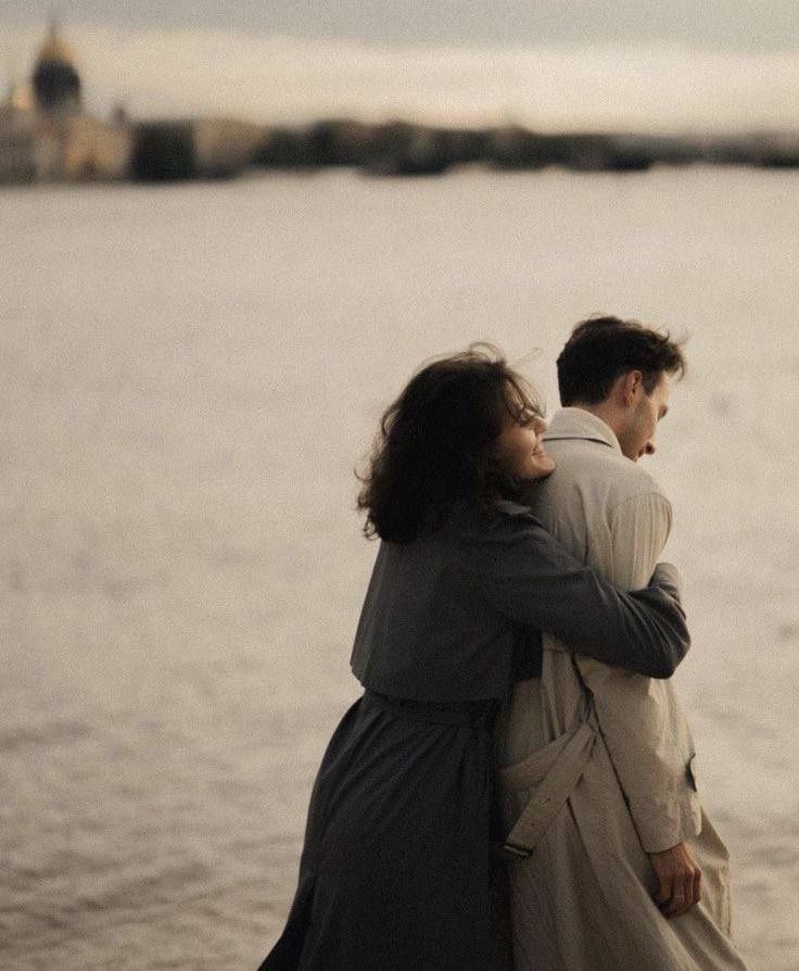 و کاش می‌توانستم
تو را چون درختی میان سینه‌ام بکارم.