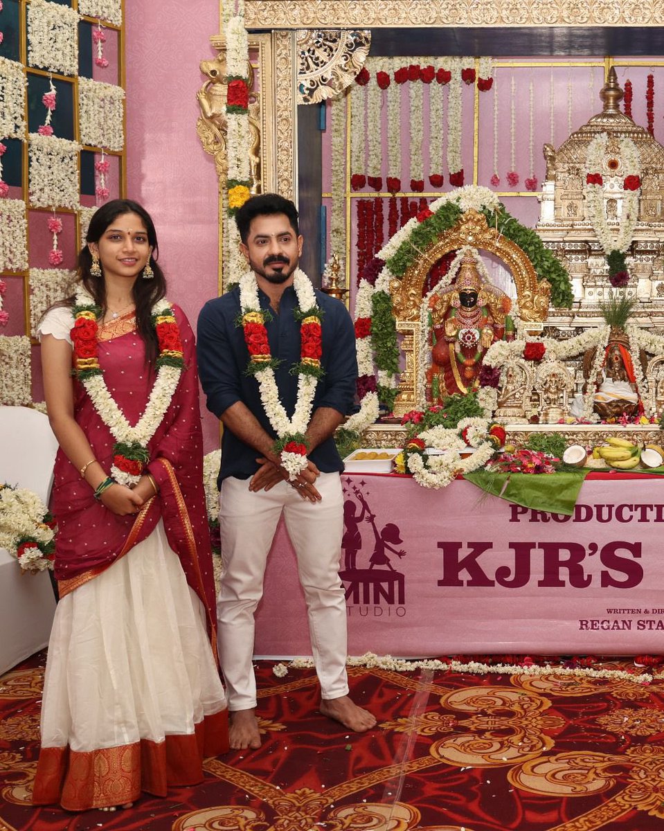 fridayfanatics_'s tweet image. Kickstarting the pooja for #MiniStudios' production no.15, #KJR's next alongside #Court fame #SrideviApalla, with blessings and good vibes 🙏✨

@ministudiosllp @GangaEnts @KJRuniverse #ArjunAshokan #HarishKumar @AjuVarghesee @Abishek_jg @ashwin_kkumar @REGANSTANISLAUS