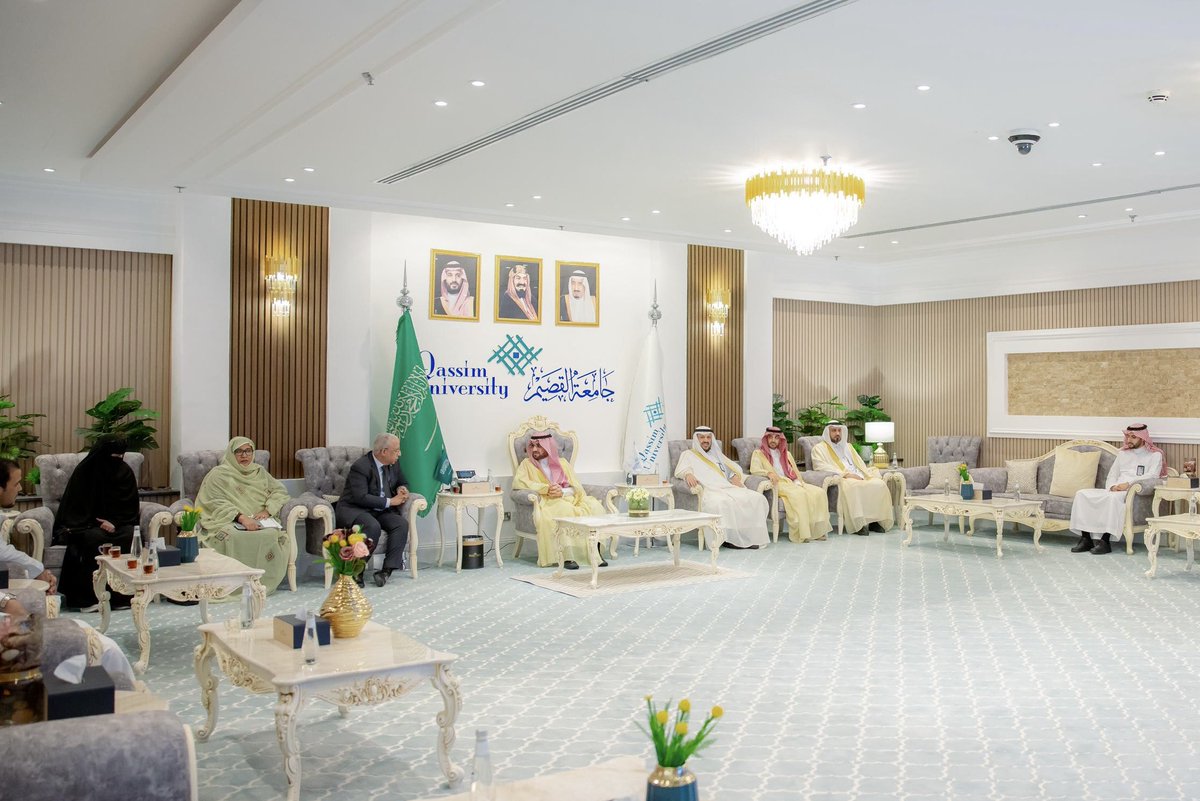 سعادة رئيس #جامعة_القصيم الأستاذ الدكتور محمد بن فهد الشارخ يستقبل سعادة سفير الجمهورية الإسلامية الموريتانية لدى المملكة السيد المختار ولد داهي، والوفد المرافق له، وذلك بحضور سعادة وكلاء الجامعة بالمقر الرئيس بالمدينة الجامعية.