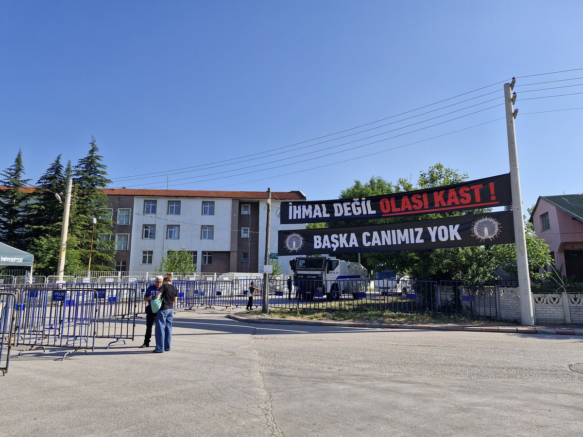 Kartalkaya otel yangını davasının görüleceği salonun önündeyiz. 32 sanık ilk kez hakim karşısına çıkacak. Aileler duruşma öncesi bir basın açıklaması yapıp, ölenlerin yaş ortalamasının 27,5 olduğunu ve savaş meydanında değil, tatilde öldüğünü ifade etti. Gelişmeler için: <a href="/fisachm/">FİSA Çocuk Hakları Merkezi</a>