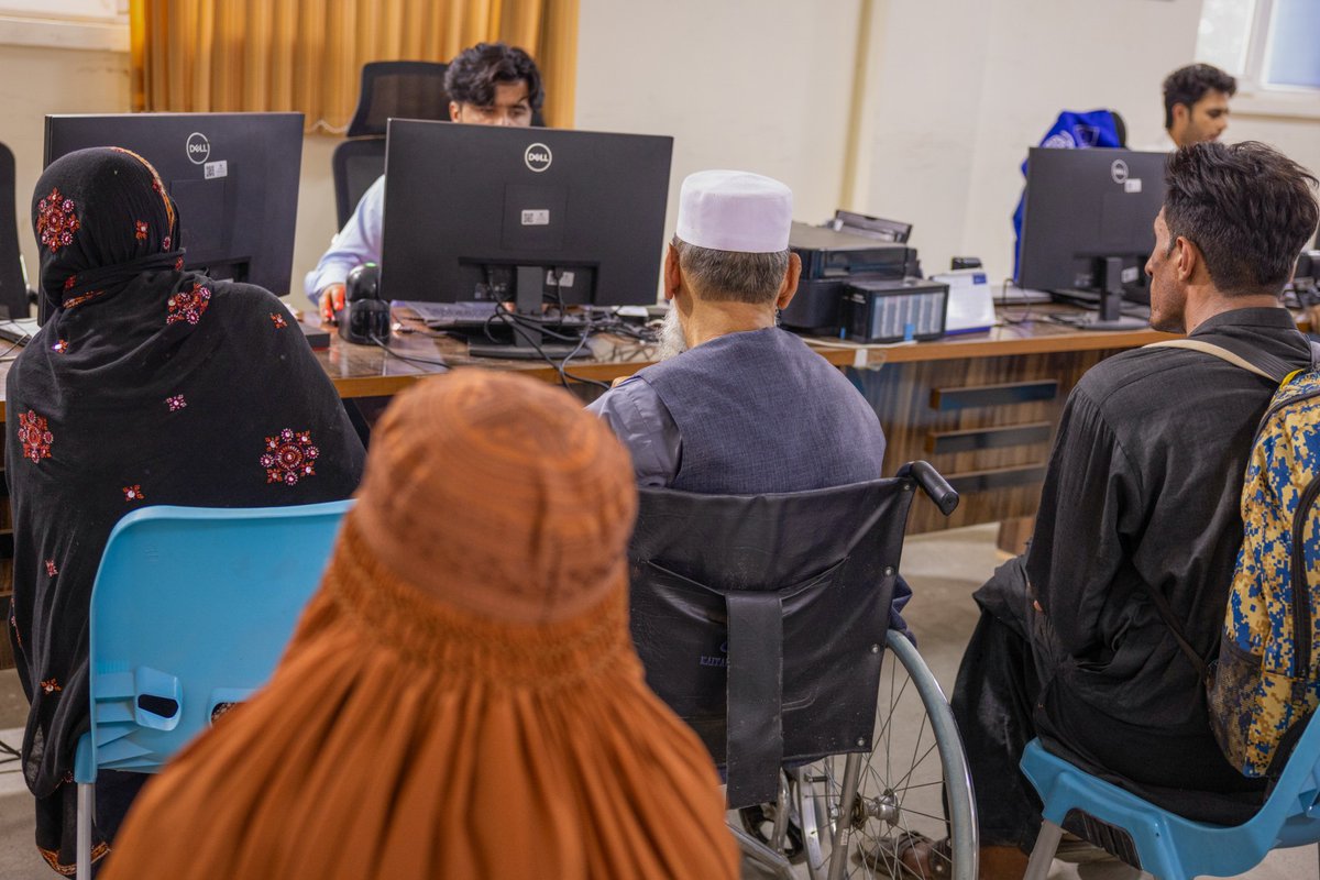 ECHO_Asia's tweet image. “I worked so hard to build a life,” says Nasrin*, 40.
Like many others, Nasrin’s family had to leave Pakistan and return to Afghanistan.
Thanks to the EU funding, IOM provides post-arrival assistance to returning Afghan migrants like Nasrin.
👉🏼bit.ly/4kY42WW
