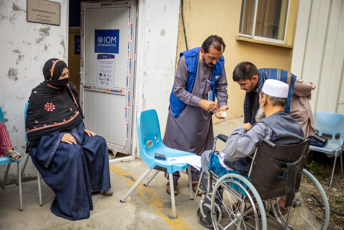 ECHO_Asia's tweet image. “I worked so hard to build a life,” says Nasrin*, 40.
Like many others, Nasrin’s family had to leave Pakistan and return to Afghanistan.
Thanks to the EU funding, IOM provides post-arrival assistance to returning Afghan migrants like Nasrin.
👉🏼bit.ly/4kY42WW