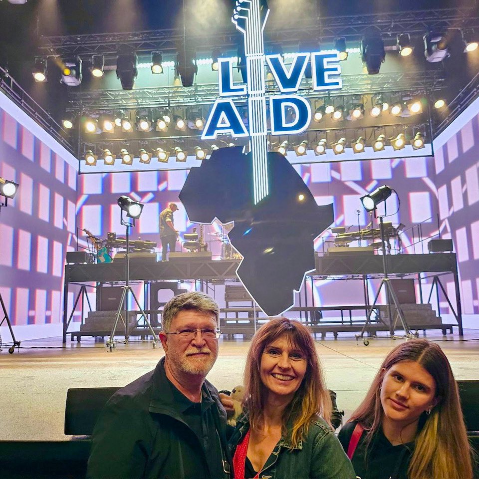 "Just For One Day" #LiveAid je mjuzikl koji podsjeća kako je glazba ujedinila svijet 13. srpnja 1985. kada je više od 70 umjetnika zajednički i istovremeno održalo velike koncerte u Londonu i Philadelphiji. Ti su koncerti prije točno 40 godina prikupili sredstva za ublažavanje