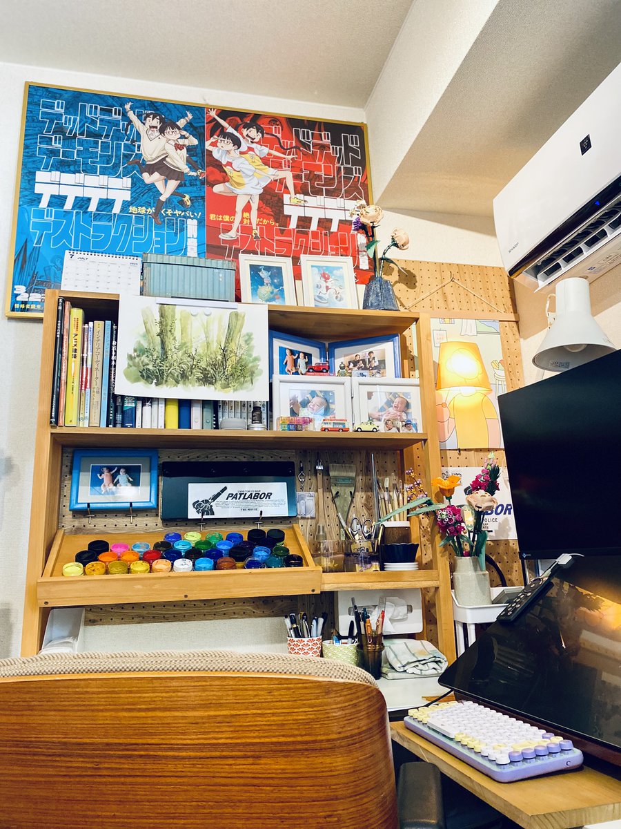 MIKA_NISHIMURA's tweet image. 絵の具で描く時間をもっと使いやすくしたくてDIYで棚を作りました。
アニメ背景の仕事では、デジタルとアナログを行き来しながら描いています。ポスターカラーがすぐ手に取れる場所にあるだけで、アナログ作業への切り替えがぐっとスムーズに。概ね設計図通りに完成しました!
#背景屋の机
