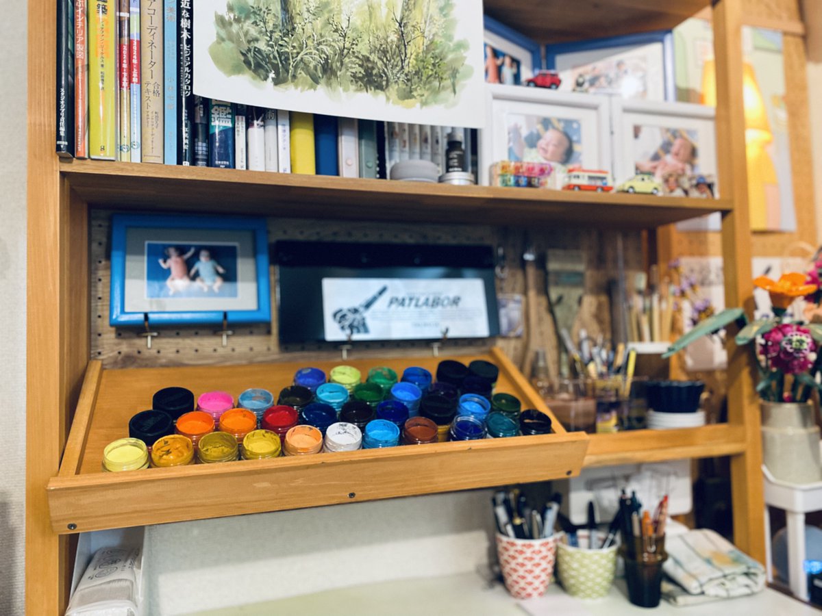 MIKA_NISHIMURA's tweet image. 絵の具で描く時間をもっと使いやすくしたくてDIYで棚を作りました。
アニメ背景の仕事では、デジタルとアナログを行き来しながら描いています。ポスターカラーがすぐ手に取れる場所にあるだけで、アナログ作業への切り替えがぐっとスムーズに。概ね設計図通りに完成しました!
#背景屋の机
