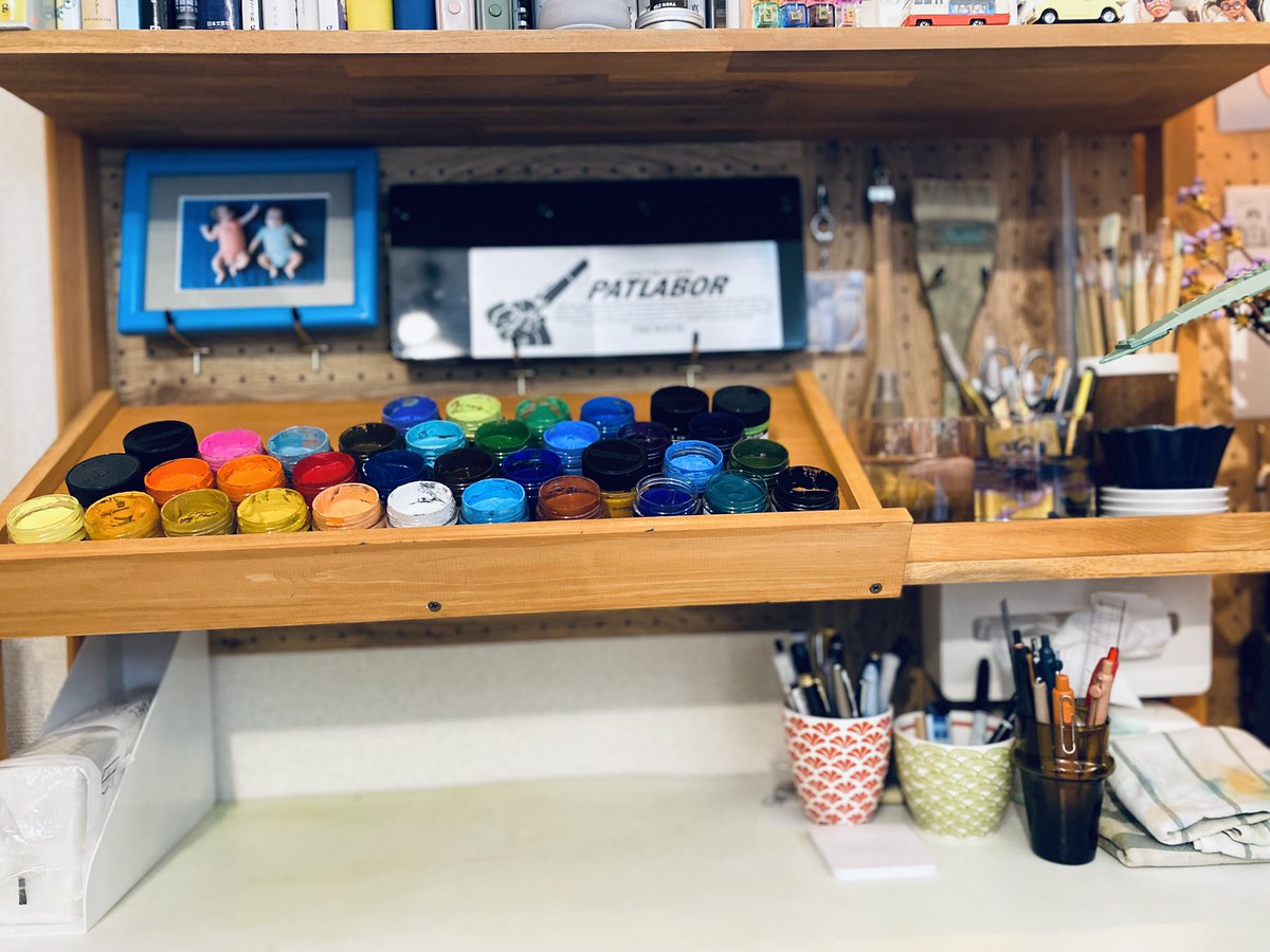 MIKA_NISHIMURA's tweet image. 絵の具で描く時間をもっと使いやすくしたくてDIYで棚を作りました。
アニメ背景の仕事では、デジタルとアナログを行き来しながら描いています。ポスターカラーがすぐ手に取れる場所にあるだけで、アナログ作業への切り替えがぐっとスムーズに。概ね設計図通りに完成しました!
#背景屋の机