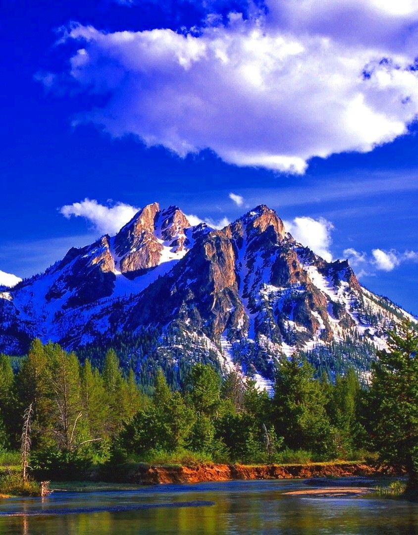 Mountainscape from snow to spring towards summer shows three seasons at the same time in the Sawtooth National Forest in Idaho, US  🇺🇸