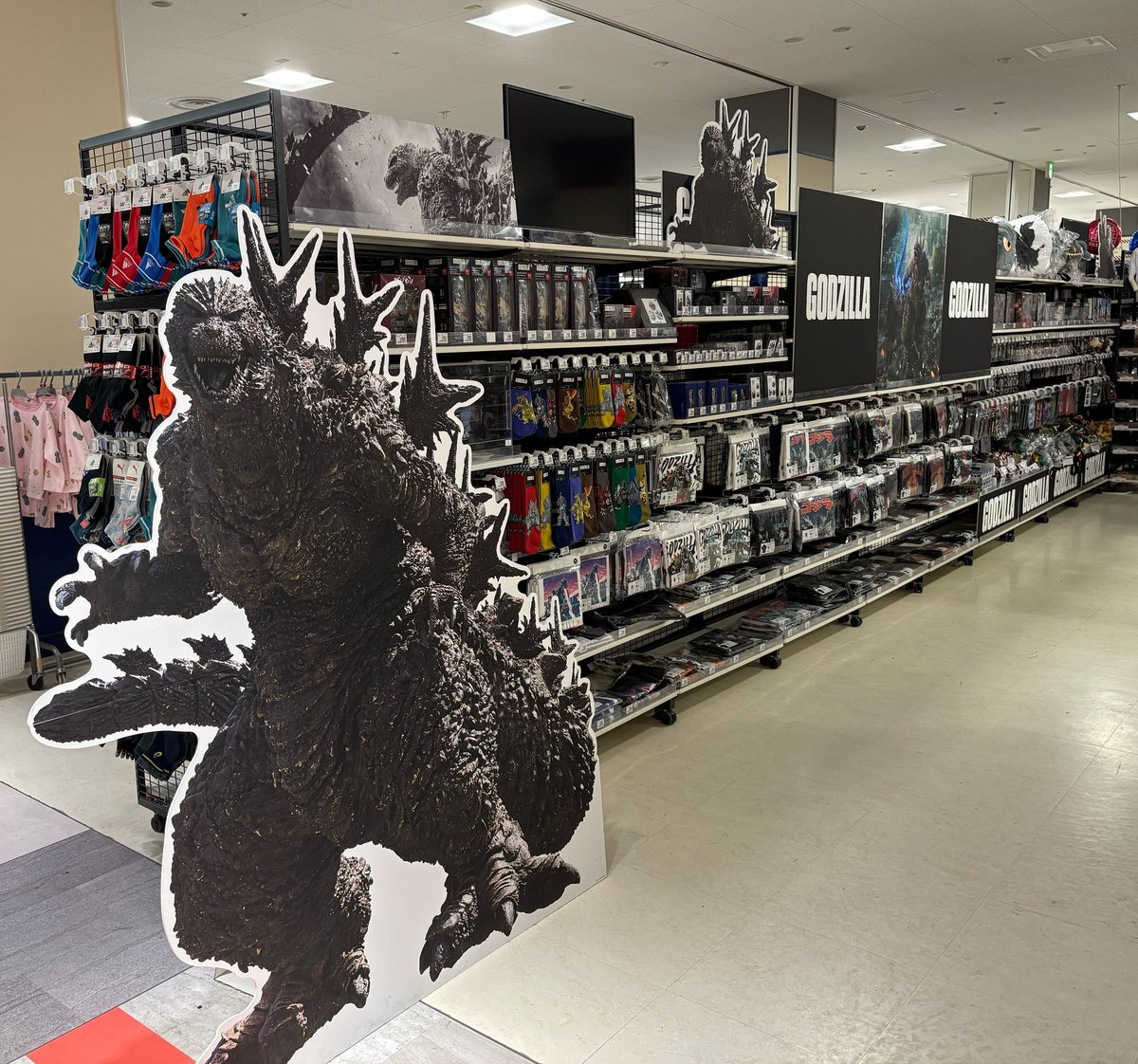 ◤お知らせ◢
東宝が企画するゴジラグッズの主な取り扱い店舗が更新されました！

神川県初の認定店として
"イトーヨーカドー ららぽーと横浜店"
が追加されました👏👏

全国で続々お取り扱い店舗が増加中です、応援よろしくお願いいたします🔥🔥

取り扱い店舗一覧はこちらをチェック📷