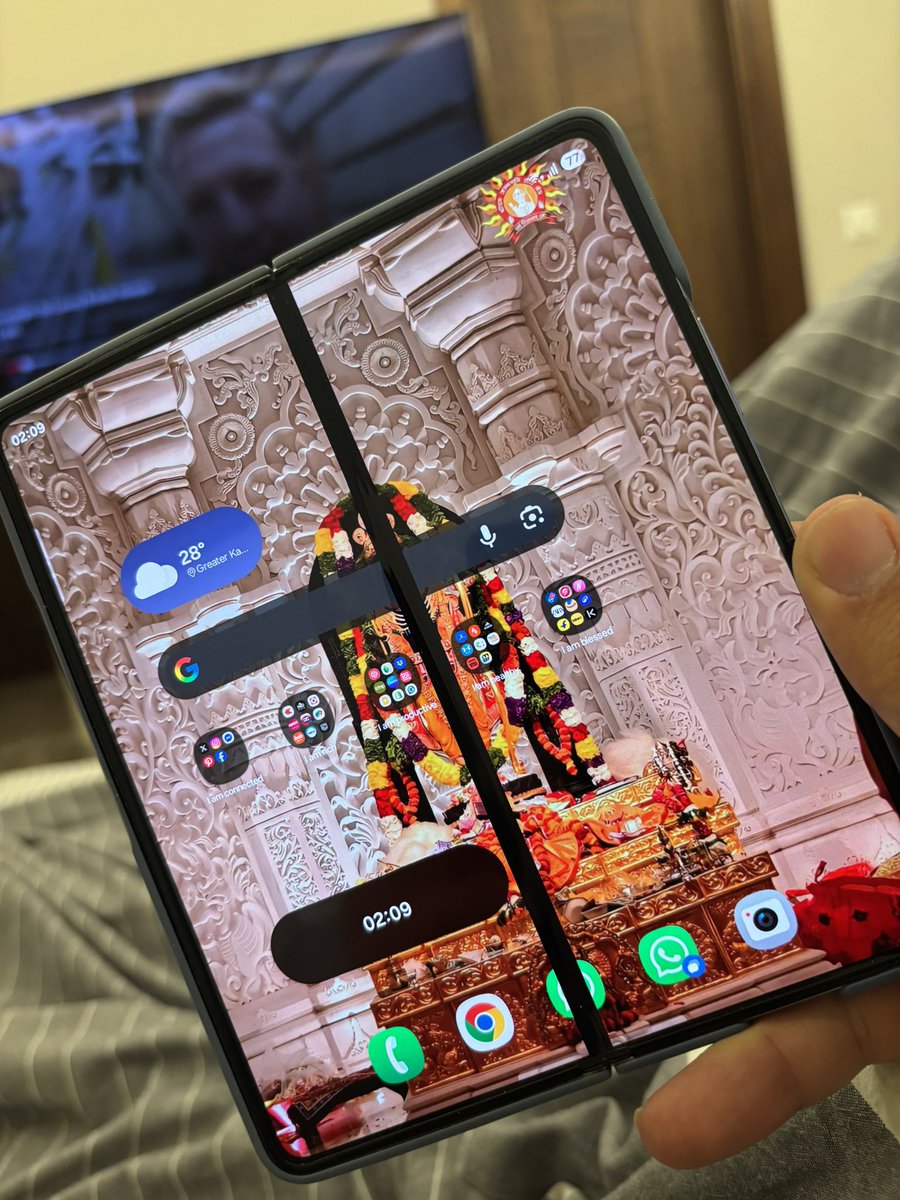 ShivP10's tweet photo. @SamsungIndia @SamsungMobile my Z fold 5 which is just over a year old, that I’ve handled with utmost care has ended up like this- no external damage of any sort. For a phone that cost over INR 165000,this is unacceptable. This is how you lose loyal customers https://t.co/pRbcPBuAnP