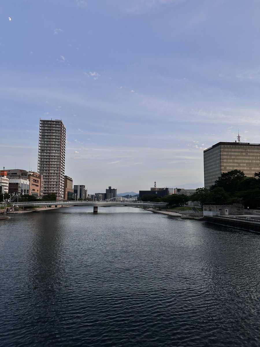 小倉から戻り
心地よい疲労感とともに
週末の余韻に浸っていました。

小倉城も
沈む夕日も
リバーサイドも

人も映画も食べ物も
全部良かった。

#北九州
#小倉