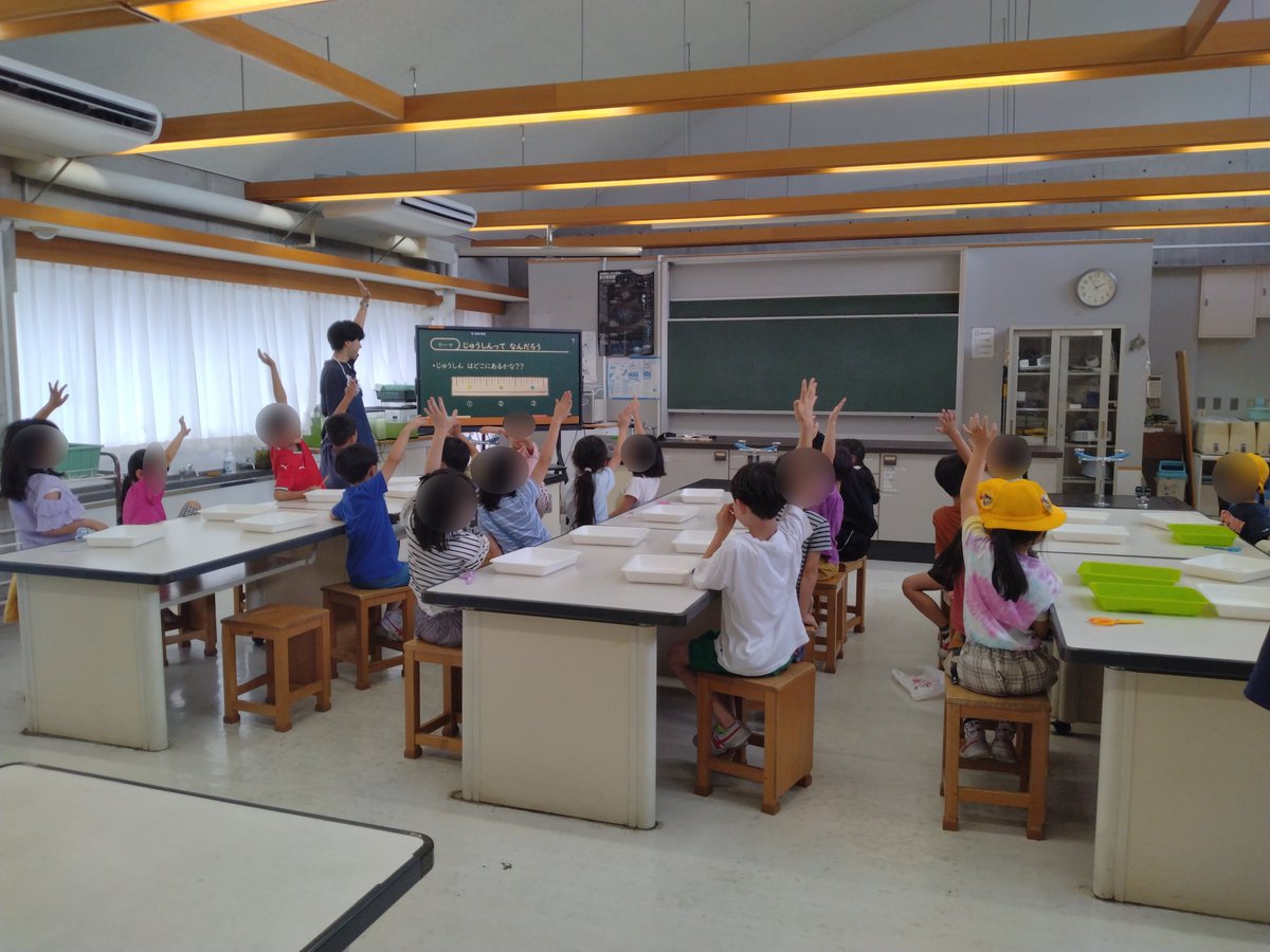 tscitech's tweet image. 6月25日に緑ヶ丘小学校でバランストンボ・おむすびころりんの工作教室を行いました。
バランストンボは、4枚の羽を調節することで、手の先にトンボを乗せられる工作です。
おむすびころりんは、ビー玉を使うことで坂の上をコロコロ転がる工作です。
参加してくださった皆様、ありがとうございました!