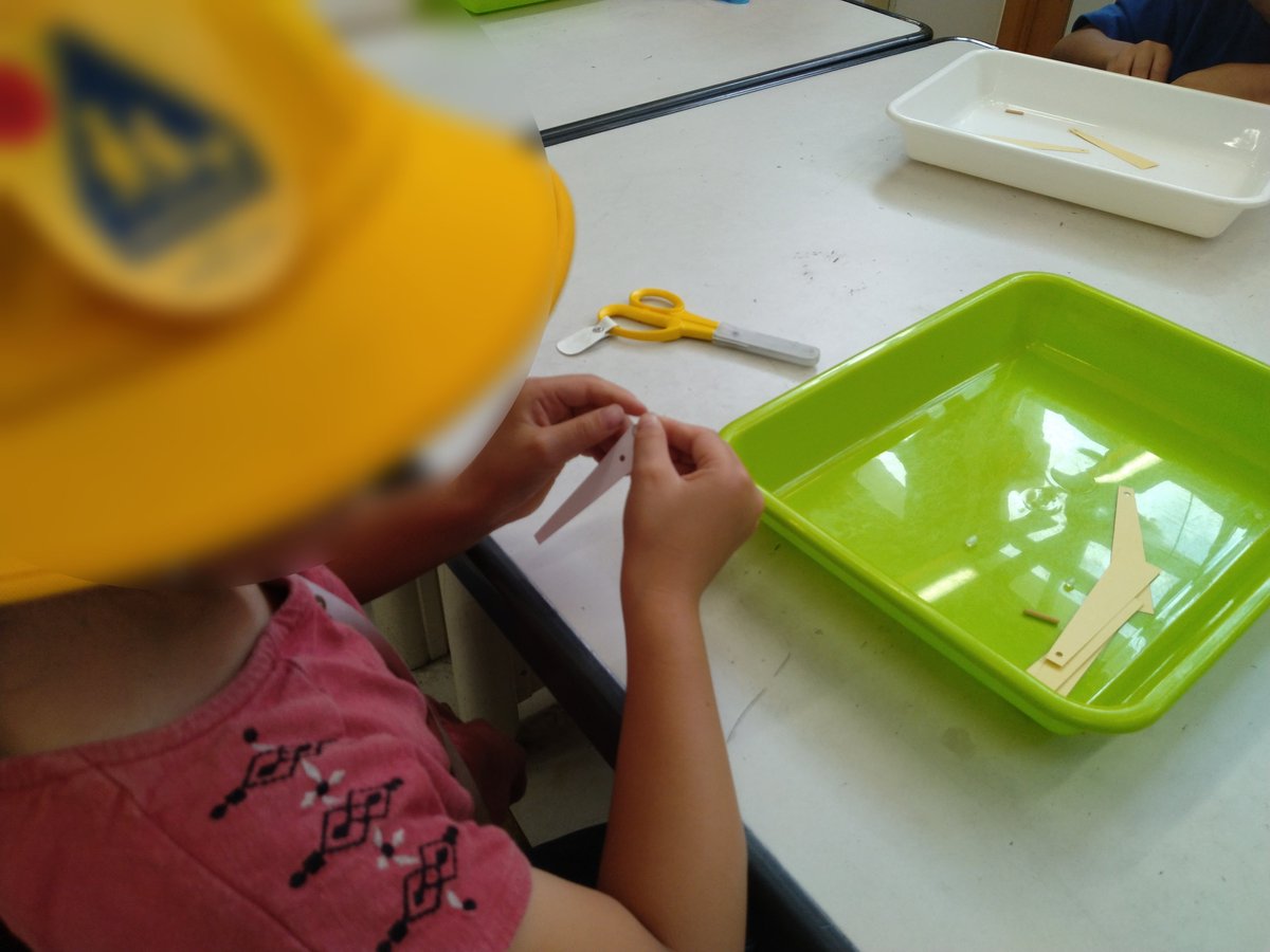 tscitech's tweet image. 6月25日に緑ヶ丘小学校でバランストンボ・おむすびころりんの工作教室を行いました。
バランストンボは、4枚の羽を調節することで、手の先にトンボを乗せられる工作です。
おむすびころりんは、ビー玉を使うことで坂の上をコロコロ転がる工作です。
参加してくださった皆様、ありがとうございました!