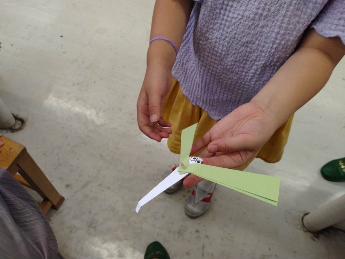 tscitech's tweet image. 6月25日に緑ヶ丘小学校でバランストンボ・おむすびころりんの工作教室を行いました。
バランストンボは、4枚の羽を調節することで、手の先にトンボを乗せられる工作です。
おむすびころりんは、ビー玉を使うことで坂の上をコロコロ転がる工作です。
参加してくださった皆様、ありがとうございました!