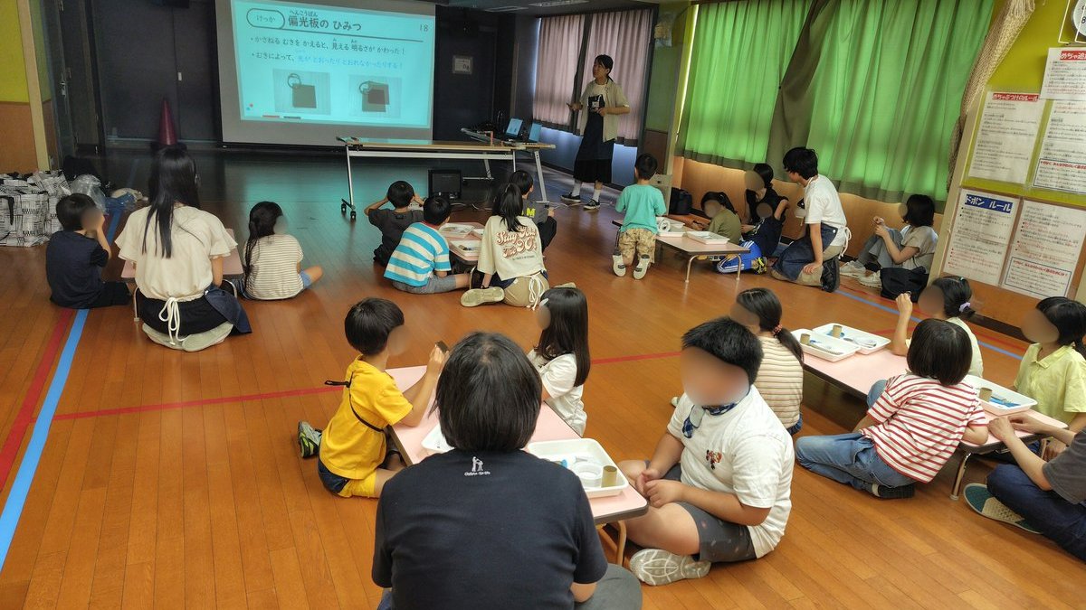 tscitech's tweet image. 7月5日に中央町児童館にて、偏光万華鏡の工作教室を行いました。
偏光万華鏡は、偏光板とOPPテープを用いて万華鏡のような綺麗な模様を作り出す工作です。
実験を通して光や偏光板の性質について学んだ後、自分だけのオリジナル模様を作りました。
参加してくださった皆様、ありがとうございました!
