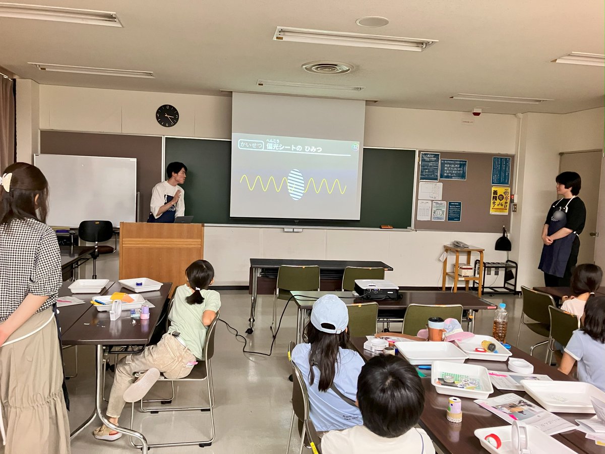 tscitech's tweet image. 6月28日に、梅田地域学習センターで工作教室を行いました。
「ラチェットごま」の教室では、自転車が前にしか進まない仕組みであるラチェット機構を学びました。
また、「偏光万華鏡」の教室では、偏光板を使って鮮やかなオリジナル模様を生み出しました。
参加者の皆様、ありがとうございました!