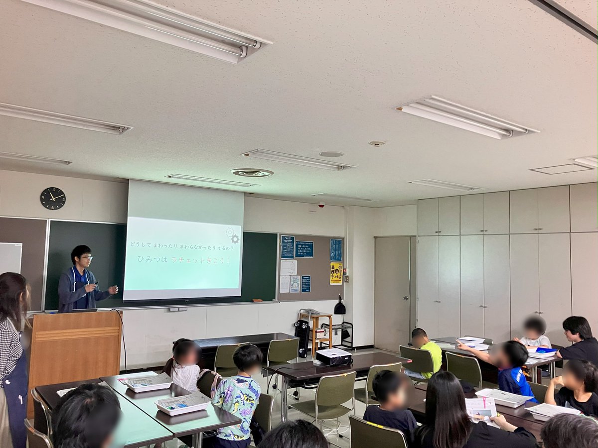 tscitech's tweet image. 6月28日に、梅田地域学習センターで工作教室を行いました。
「ラチェットごま」の教室では、自転車が前にしか進まない仕組みであるラチェット機構を学びました。
また、「偏光万華鏡」の教室では、偏光板を使って鮮やかなオリジナル模様を生み出しました。
参加者の皆様、ありがとうございました!