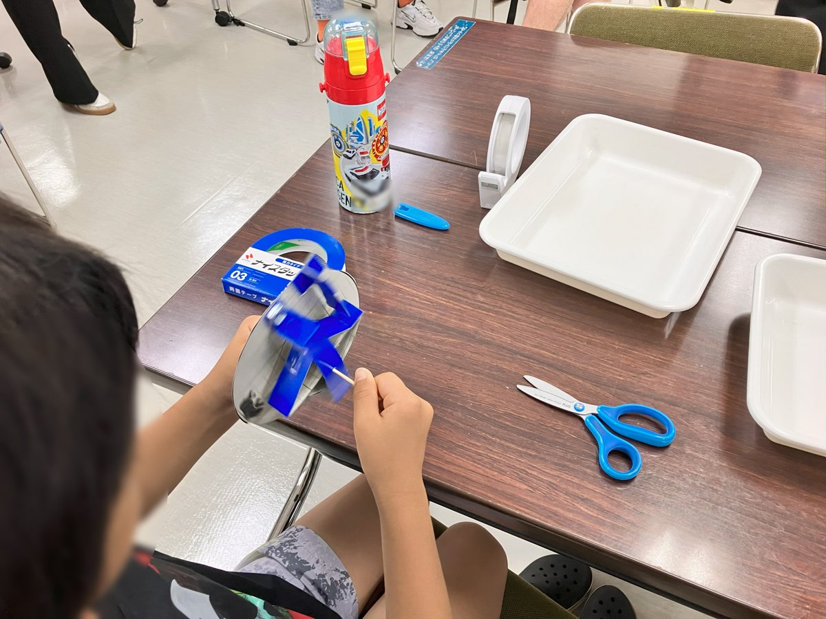 tscitech's tweet image. 6月28日に、梅田地域学習センターで工作教室を行いました。
「ラチェットごま」の教室では、自転車が前にしか進まない仕組みであるラチェット機構を学びました。
また、「偏光万華鏡」の教室では、偏光板を使って鮮やかなオリジナル模様を生み出しました。
参加者の皆様、ありがとうございました!