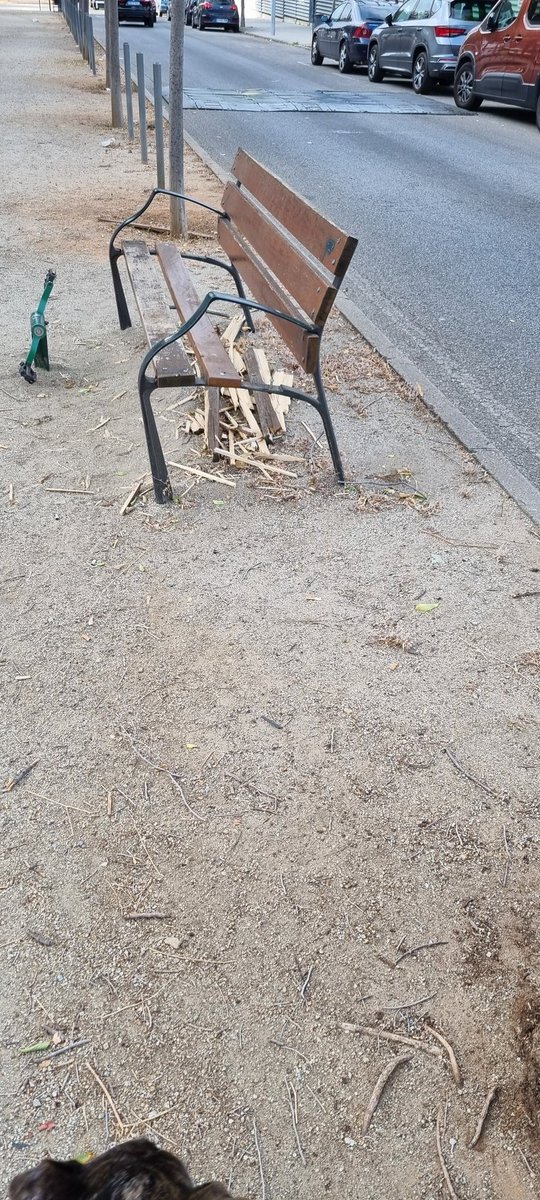 Fennnan's tweet photo. @ajuntamentbdv un día més,  en festes majors, seguim donant aquesta mala imatge, RDA Santa Maria davant del futbol 
Porta prop de 2 setmanes igual https://t.co/Hujg3AWz9Z