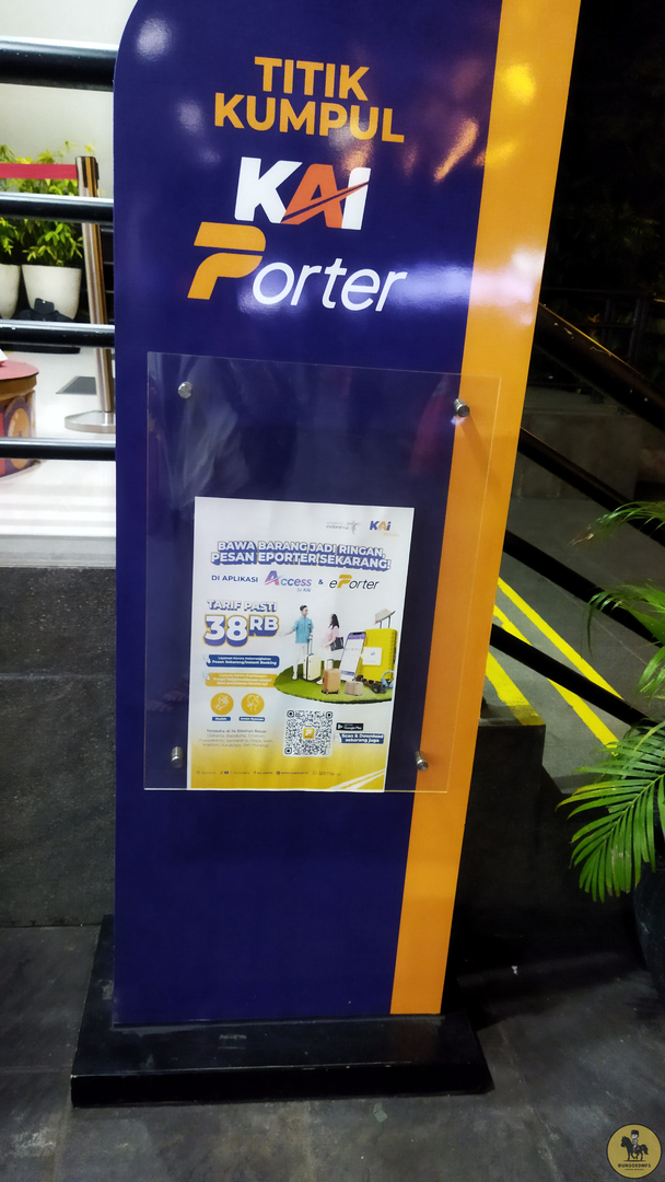 Jends, mau mintol bangett. Kalau kasih uang ke Porter minimal 38rb ya karena sudah ada tarif khusus. Jgn kasih di bawahnya pliss. Jujur sender sedih porter bawa barang bnyk &amp; berat tapi underpaid :') Dari KAI mengatur porter maks bawa 2 barang. Manusiawi kan porter pliss 💛