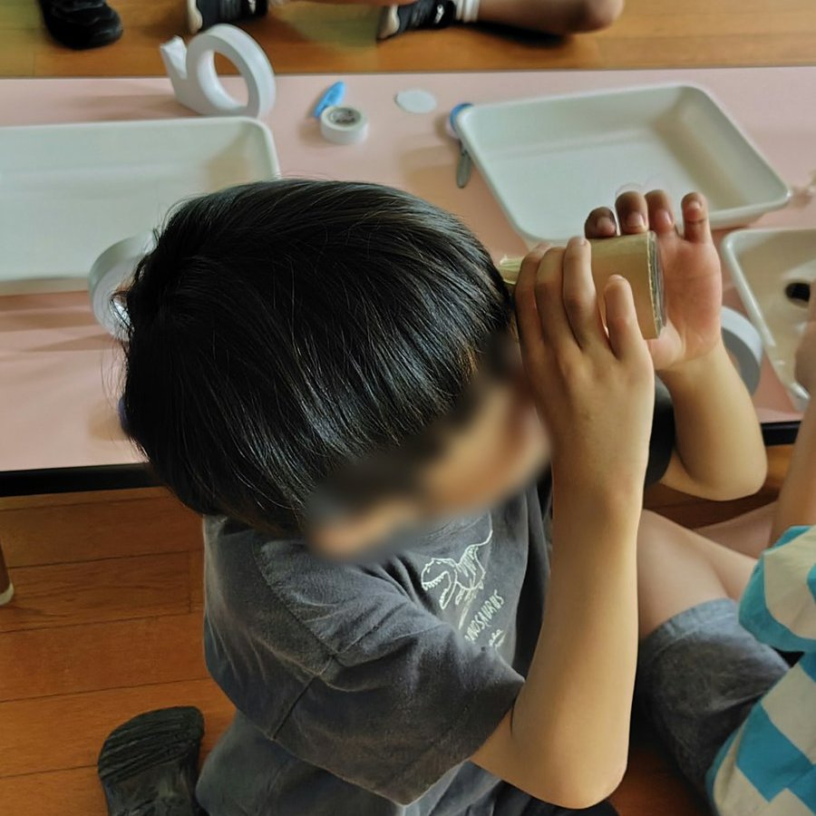 tscitech's tweet image. 7月5日に中央町児童館にて、偏光万華鏡の工作教室を行いました。
偏光万華鏡は、偏光板とOPPテープを用いて万華鏡のような綺麗な模様を作り出す工作です。
実験を通して光や偏光板の性質について学んだ後、自分だけのオリジナル模様を作りました。
参加してくださった皆様、ありがとうございました!