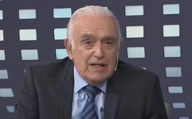mavivani's tweet image. Estamos tan, pero tan mal, que este tipo, Carlos Ruckauf, que fue el único Gobernador desde el retorno de la democracia en no terminar su mandato, ahora lo pasean por la tele y lo entrevistan como si fuera Churchill.