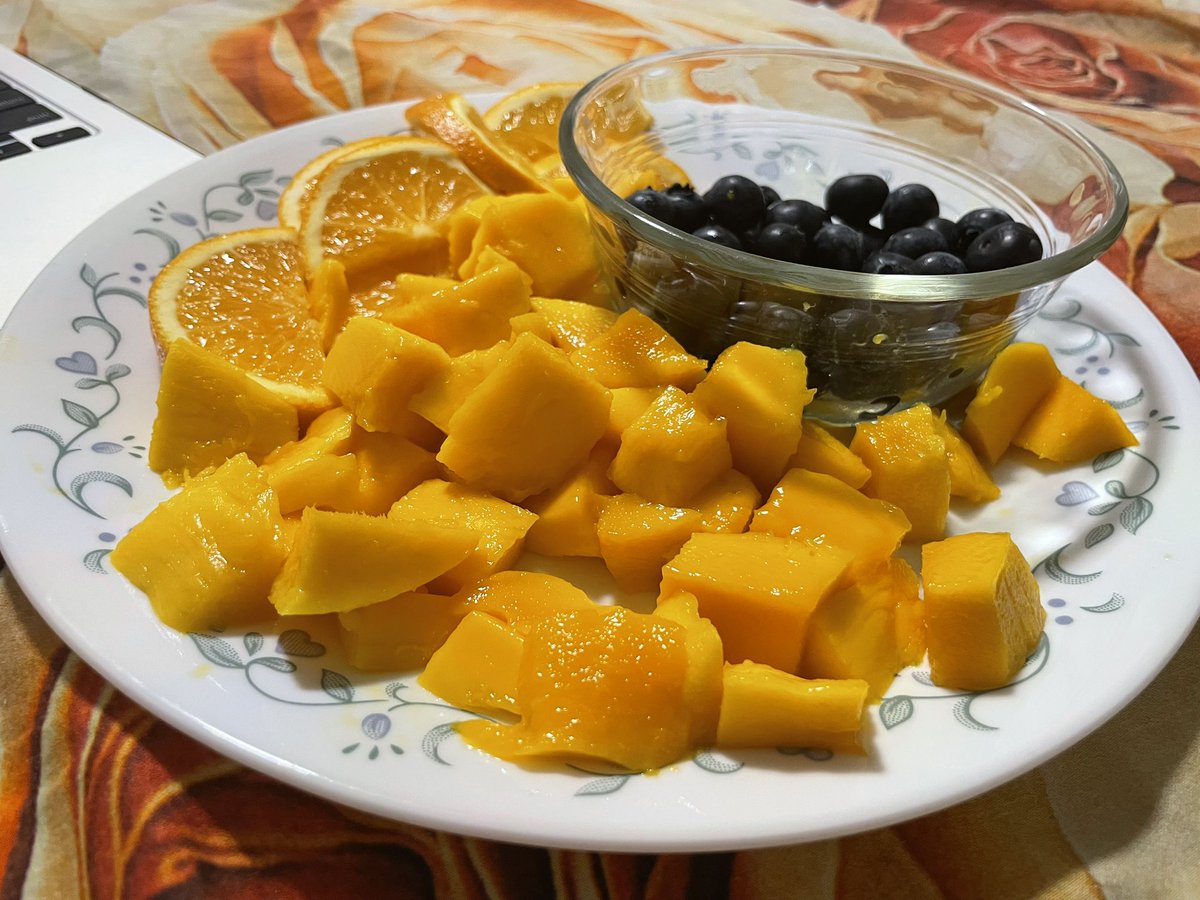 toastisveryyumm's tweet image. Don’t be so blue—orange you glad to be #FRUITY? Let’s man-go eat some fruit this #FruitySunday! 🤤👅