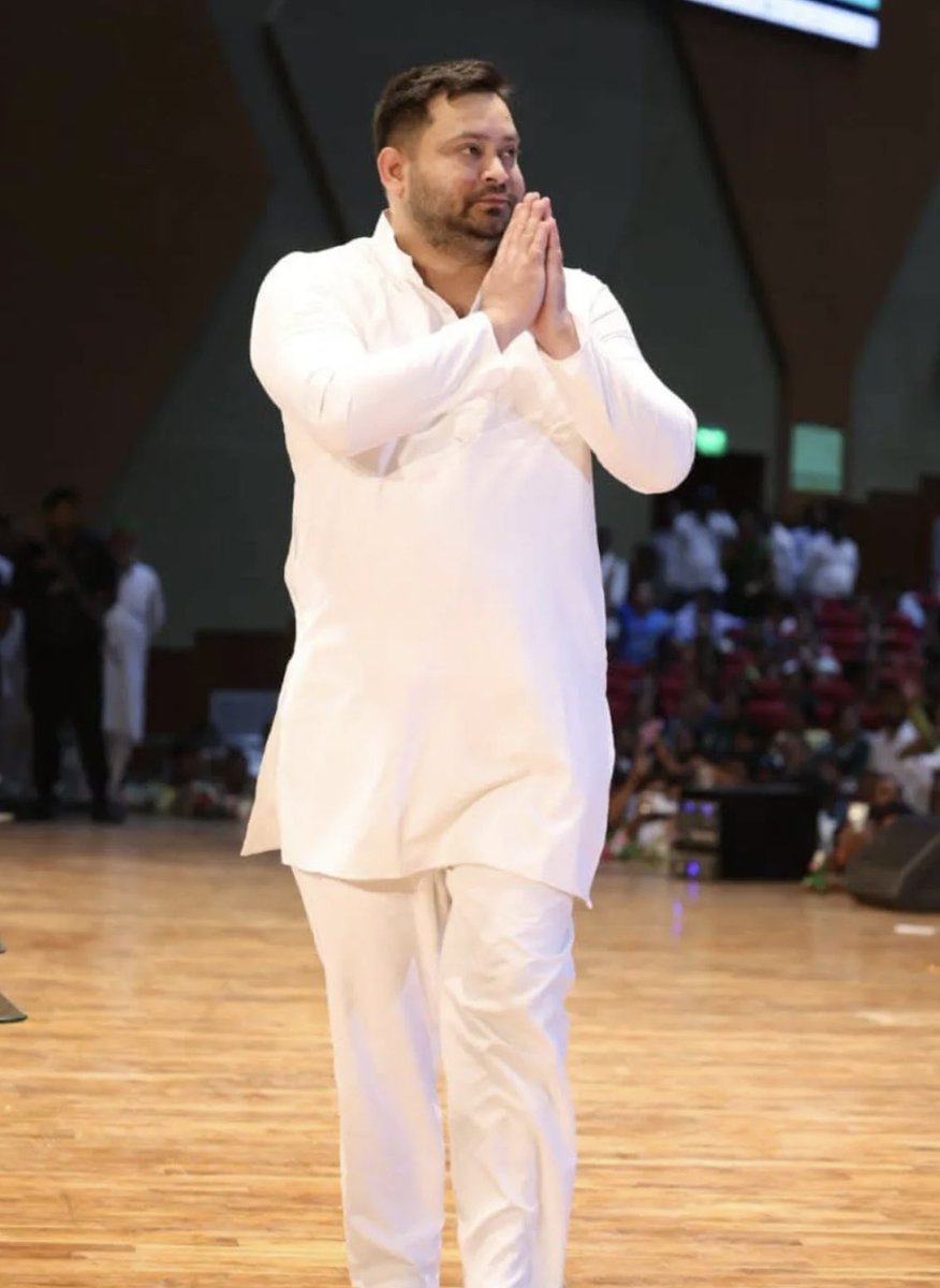 ये जो फोटो में दिख रहा शख्स हमारे परिवार के लिए मसीहा है,

हमारे खानदान में एक भी सरकार नौकरी नहीं थी लेकिन तेजस्वी यादव जब सत्ता में आए मात्र उन्होंने 17 महीने में बिहार को सवार को रख दिया और मेरे घर में 5 सरकारी नौकरी दे दिए, घर परिवार सब खुश है बस मेरे घर से सबके मुंह से एक ही