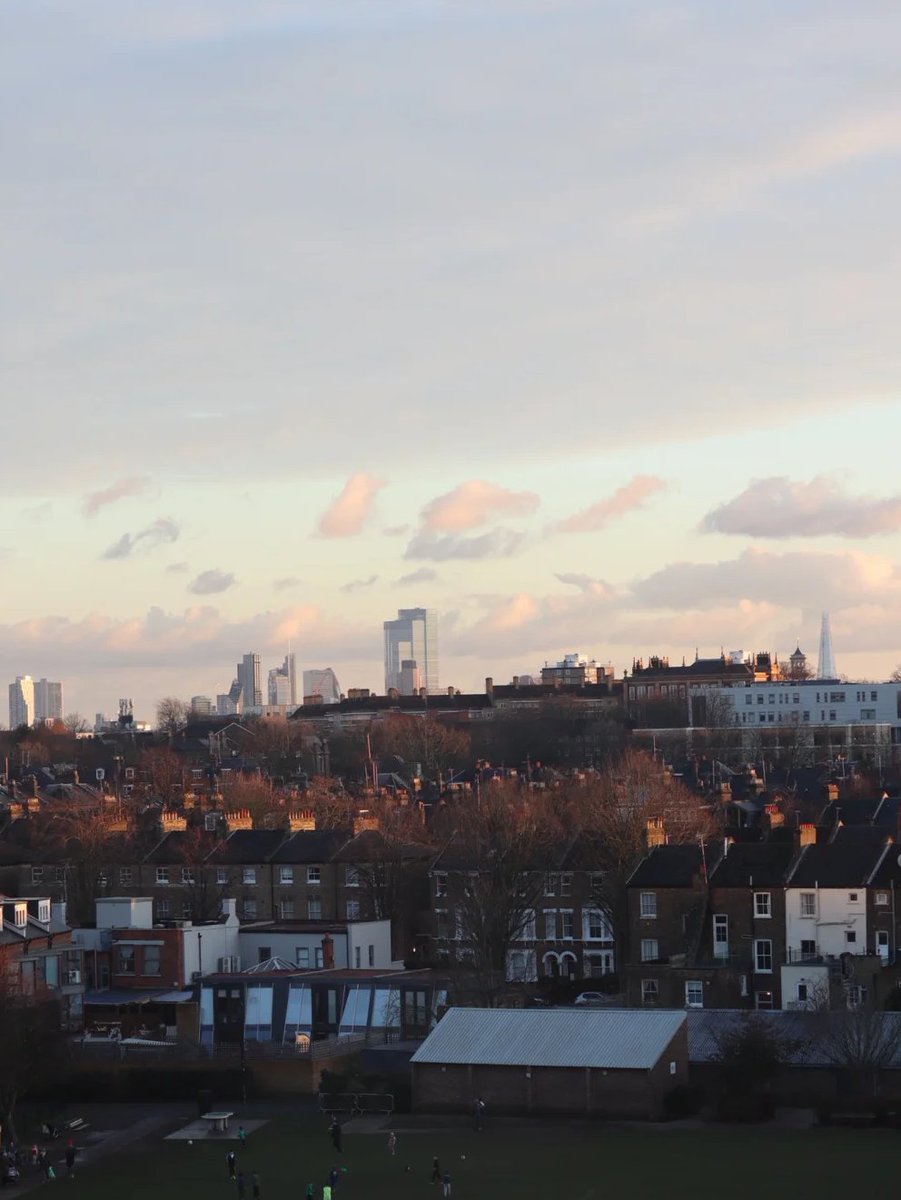 Lisa8945's tweet image. I miss the time when I was devoted to reading and watched the four seasons of London through the window.#rental #study abroad life #Live in London #Reading #Work #Strolling life