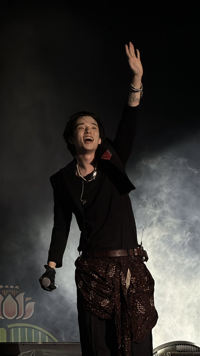 flora_jasmine's tweet photo. @eaJPark DAY 2! First, batik and black goes very well on you, handsome 🥰❤️
And look at that SMILE?! https://t.co/1JPPH9Bs57