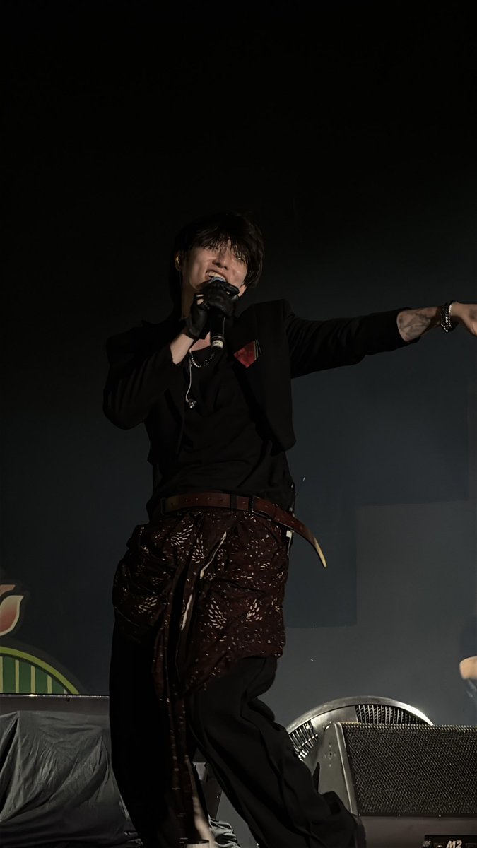 flora_jasmine's tweet photo. @eaJPark DAY 2! First, batik and black goes very well on you, handsome 🥰❤️
And look at that SMILE?! https://t.co/1JPPH9Bs57