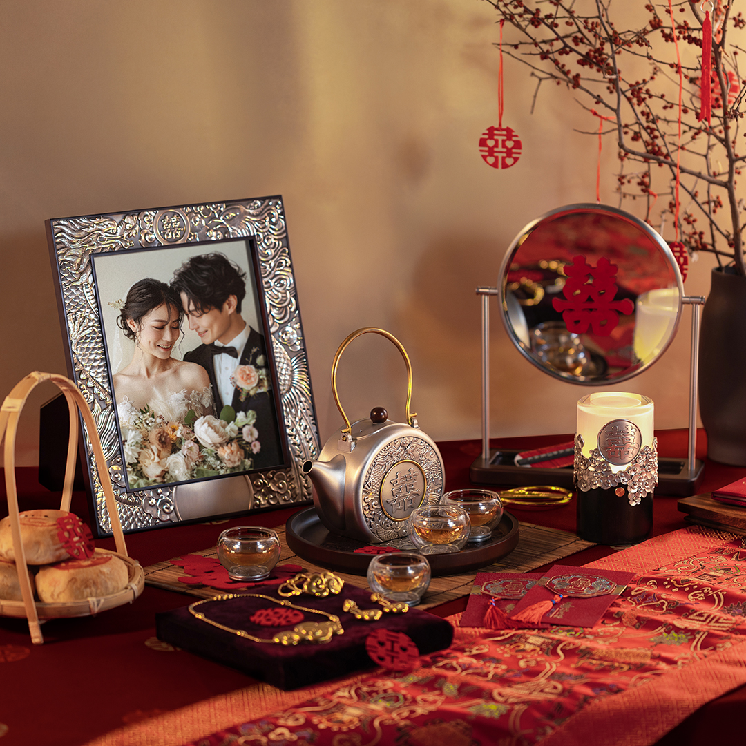 Double Happiness: Symbolic of joy, prosperity, and longevity.

Adorned with intricate dragon and phoenix motifs, each piece embodies balance, unity, and the auspicious beginning of a shared journey.

#RoyalSelangor #SpringSummer2025 #Lifestyle