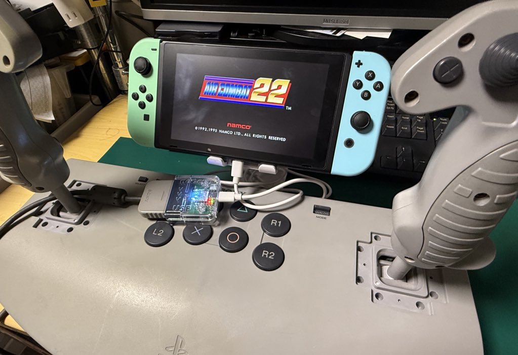 v9938's tweet image. 本製品ですが、
同じアケアカのAir Combat22+フライトスティック(SCPH1110)の組み合わせにも対応しています。

もちろん汎用的なPS/PS2のコントローラーが使えるので、DUALSHOCK/2とかもSwitchで使う事ができます。

#JLCPCB
#JLC3DP
#JLCONE