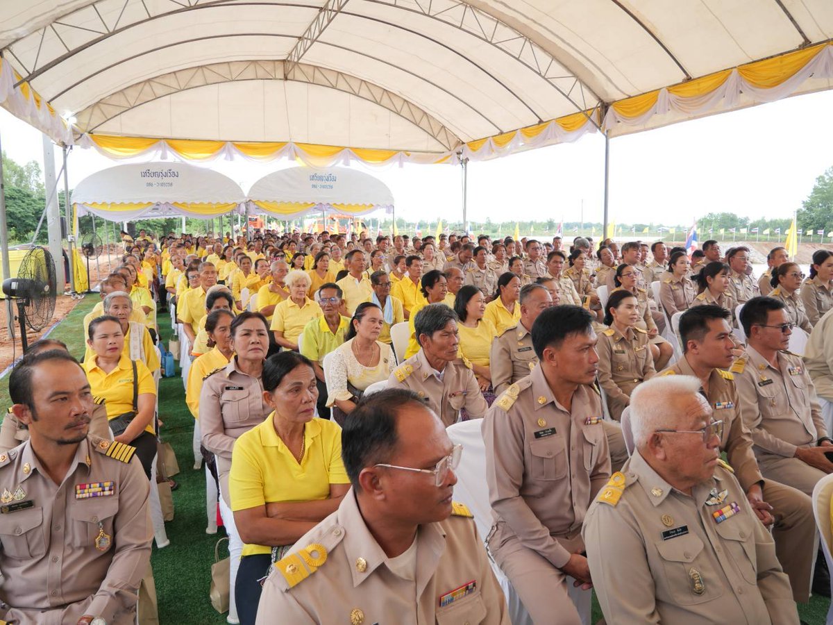 army2pr's tweet photo. พลอากาศเอก จอม รุ่งสว่างองคมนตรี ประธานอนุกรรมการติดตามและขับเคลื่อนโครงการอันเนื่องมาจากพระราชดำริ พื้นที่ภาคตะวันออกเฉียงเหนือ เดินทางมาติดตามการดำเนินงานโครงการอันเนื่องมาจากพระราชดำริ ในพื้นที่จังหวัดขอนแก่น
#โครงการในพระราชดำริ
#มณฑลทหารบกที่23 https://t.co/fljQnhIjhJ