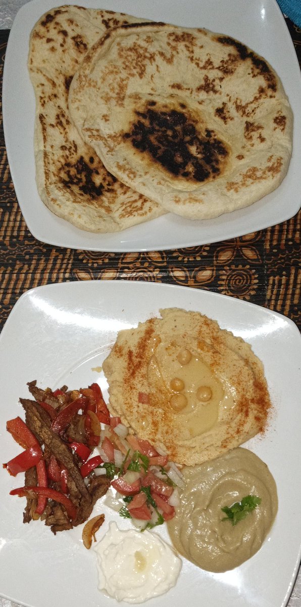 ciberjet24's tweet photo. Está Noche en la cocina Citadina de #ChefPappi cocine:
Pan árabe, hummus, Babaganusg, ensalada, carne salteada, queso crema con ajo y aceite de oliva, miel balsámica.
#arabicEngordasion
#comidaarabe https://t.co/Ty1uWV513f