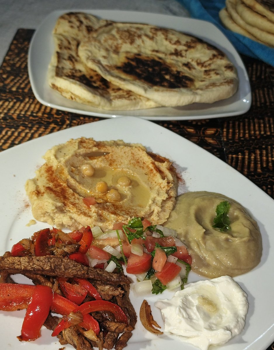 ciberjet24's tweet photo. Está Noche en la cocina Citadina de #ChefPappi cocine:
Pan árabe, hummus, Babaganusg, ensalada, carne salteada, queso crema con ajo y aceite de oliva, miel balsámica.
#arabicEngordasion
#comidaarabe https://t.co/Ty1uWV513f
