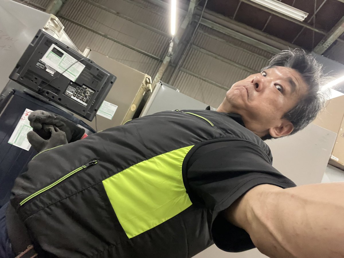 HirosevenNkr's tweet photo. おはようさんです

人生初の空調服
この酷暑の中、別会社の方が暑さで倒れたりと、生命の危機を感じて購入
こんなものなくてもわしゃまだまだ若いわ！なんて思ってたけど、そうも言ってられない(^◇^;)
とにかく今日一日使ってみて、どんなものかじっくり感じたいと思います https://t.co/fVJ7ay9H7M