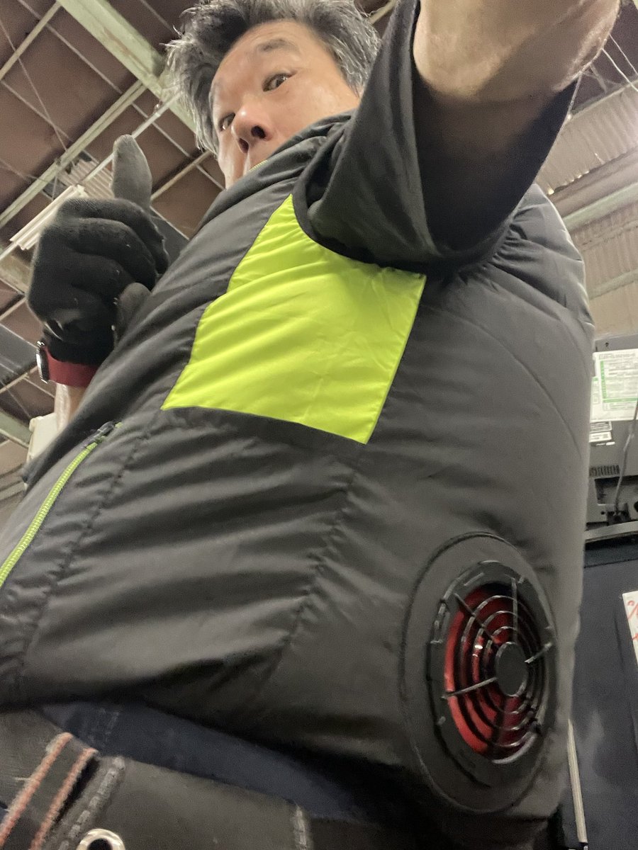 HirosevenNkr's tweet photo. おはようさんです

人生初の空調服
この酷暑の中、別会社の方が暑さで倒れたりと、生命の危機を感じて購入
こんなものなくてもわしゃまだまだ若いわ！なんて思ってたけど、そうも言ってられない(^◇^;)
とにかく今日一日使ってみて、どんなものかじっくり感じたいと思います https://t.co/fVJ7ay9H7M