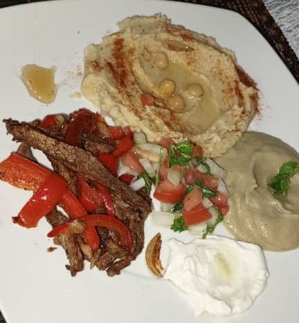 ciberjet24's tweet photo. Está Noche en la cocina Citadina de #ChefPappi cocine:
Pan árabe, hummus, Babaganusg, ensalada, carne salteada, queso crema con ajo y aceite de oliva, miel balsámica.
#arabicEngordasion
#comidaarabe https://t.co/Ty1uWV513f