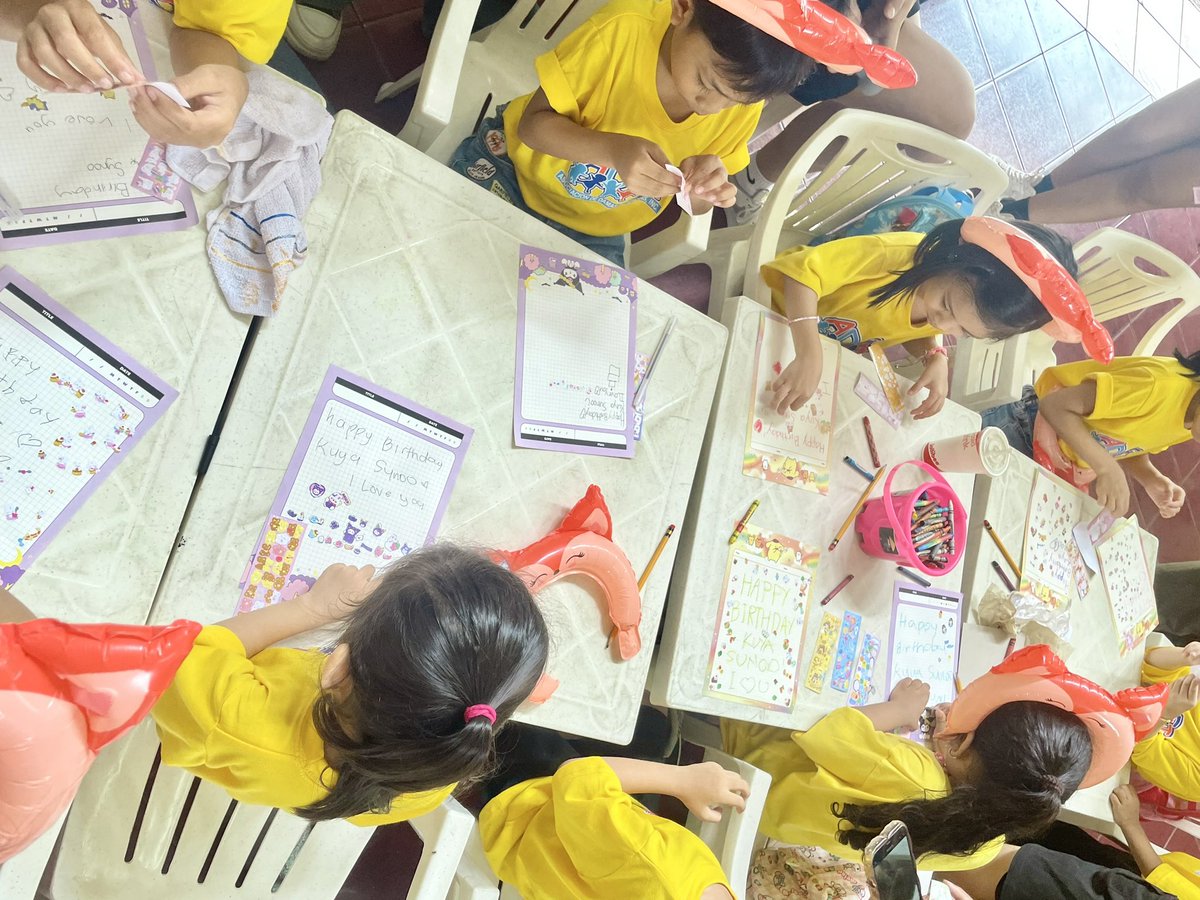 crescentgguk's tweet photo. i hope these kids get to be happy always, just like what Sunoo wants, let’s all be happy together! 💛

this beautiful experience definitely has a place in my heart 🫀

let’s keep on spreading love and happiness with Sunoo! 💛

#ARHCTS #HereComesTheSUN ☀️ https://t.co/ccXl61I9Z5