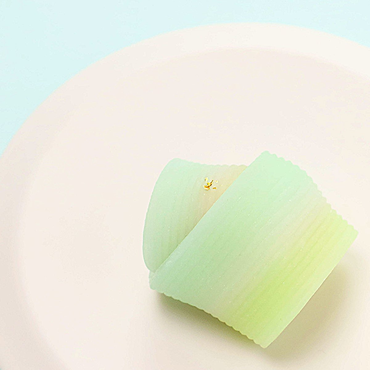 今日7月7日は七夕。
こちらは外郎製「笹の葉」。
笹の葉を帯の様に可愛らしくまとめました。
「たなばたさま」の歌詞にも登場する笹の葉は、彦星と織姫の物語を象徴するだけでなく、昔は笹の葉にお供物をのせて、健康長寿の祈りを込めて川に流す習慣もありました。
七夕の願いを込めて。