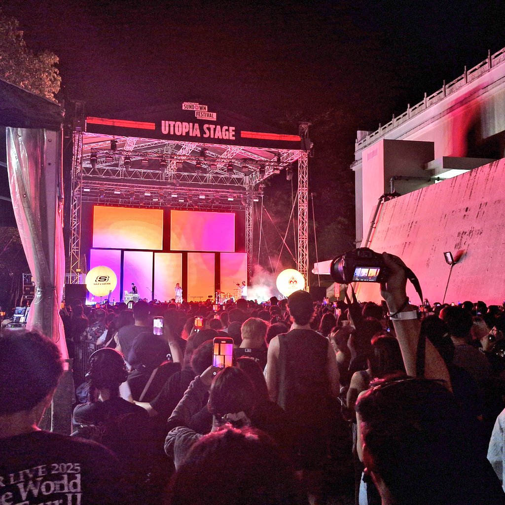 昨日はハウパーヴィラの七夕祭り。
七夕がシンガポールでこんなに浸透していたとはしらなんだ。ちゃんとみんな短冊も書いてて、願い事はほぼ"金持ち"🤣🤣安定のシンガポール
ハウパーヴィラ全体を使ってライブステージが大小計五か所。
メインステージでか！相当な客入り。
かなり大きなイベントでした