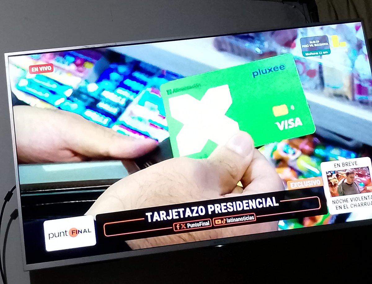 AhiVieneLaProfe's tweet photo. Así que Dina Boluarte no sólo se sube el sueldo, también tiene esta tarjeta por 5 mil soles para gastitos extras ! DESGRACIADA ,MIENTRAS HAY NIÑOS SIN COMER , CON FRIO , MUCHOS PERUANOS OLVIDADOS! #DinaBoluarte  #PuntoFinal https://t.co/a9pVkRtcjx