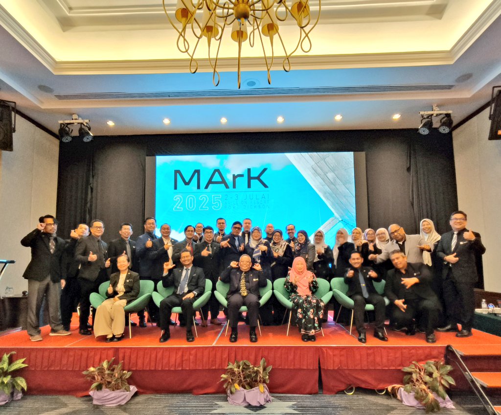 TKPKR (Sektor Pakar) (@tkp_pakar) on Twitter photo 2 Julai 2025 | 🔵⚫ Merasmikan Mesyuarat Arkitek Kanan JKR Malaysia (MArK) 2025 di Avillion Resort Port Dickson yang berlangsung dua hari. Turut hadir bersama Pengarah Kanan Cawangan Arkitek, barisan Pengarah Cawangan Arkitek dan Pengarah CASKT.
#IAmArchitect
#IAmJKR 2 Julai 2025 | 🔵⚫ Merasmikan Mesyuarat Arkitek Kanan JKR Malaysia (MArK) 2025 di Avillion Resort Port Dickson yang berlangsung dua hari. Turut hadir bersama Pengarah Kanan Cawangan Arkitek, barisan Pengarah Cawangan Arkitek dan Pengarah CASKT.
#IAmArchitect
#IAmJKR