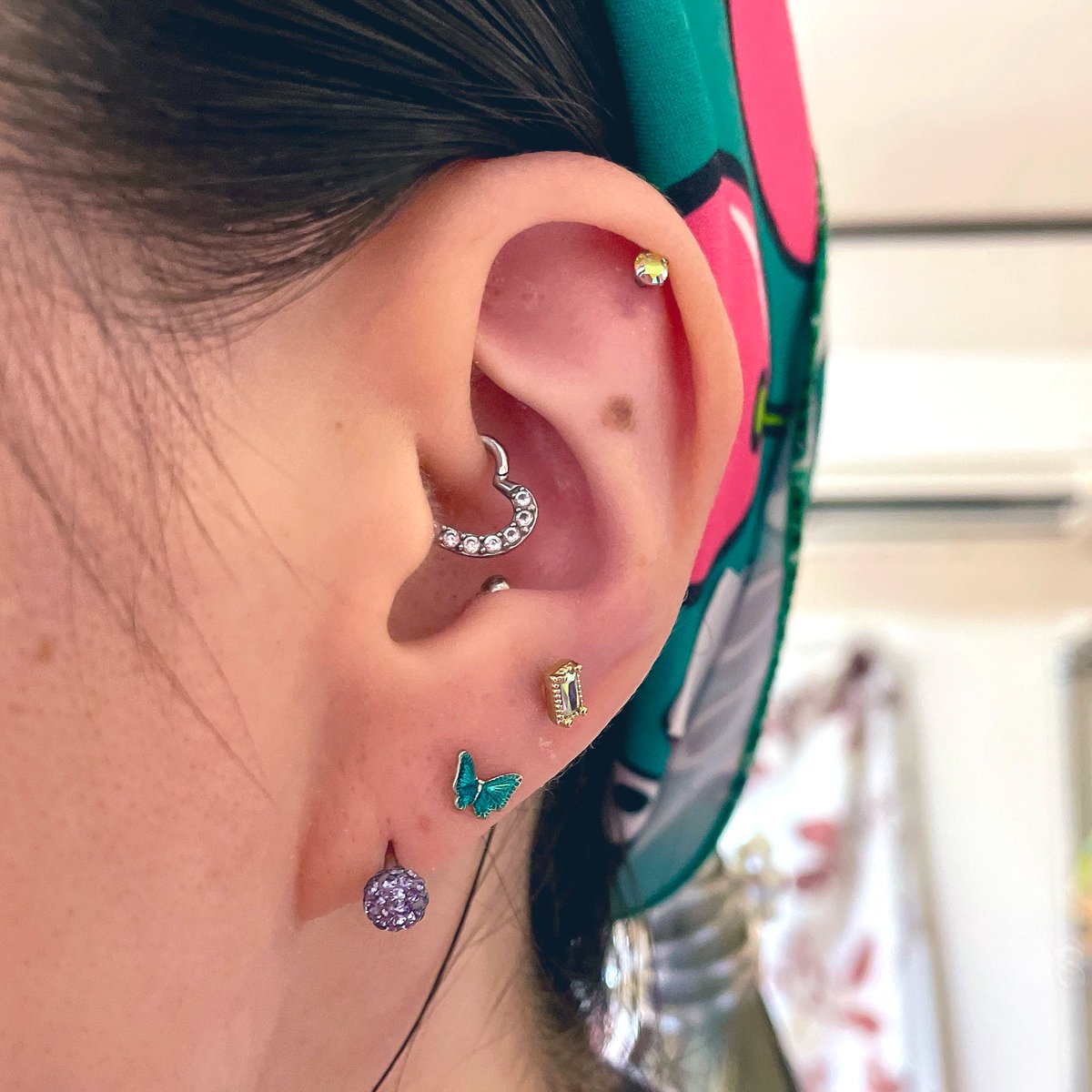 Monaca_earrings's tweet photo. 昨年出産に伴いインナーコンクとアウターコンクとスナッグを塞いでからずっと物足りないなあーでもまた塞ぐことになったらやだし…と悩み続けて1年弱、、
やっと！ヘリックスとアンチトラガス開けましたー✨
長めシャフトもピッタリ目に直してダイスのハートにもぶつからないようになったしお気に入り https://t.co/Nb8yiejT7s