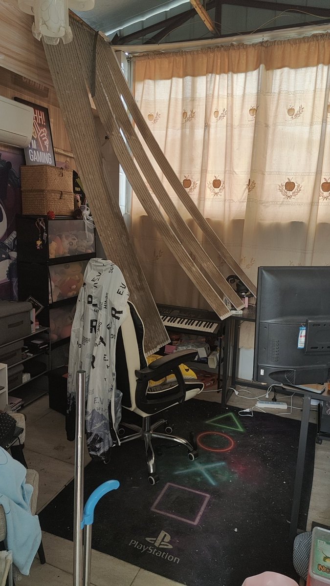 _BubblesBoom_'s tweet image. Sadly no Gaming or returning to streaming soon as planned. Had heavy rains and storm and woke up to things in chaos.
Going to cost me a lot to get this fixed. 😭😥
My heart is breaking🥺
Don't know if the PC got any water damage yet.
@GamingOnRumble @MasteringRumble